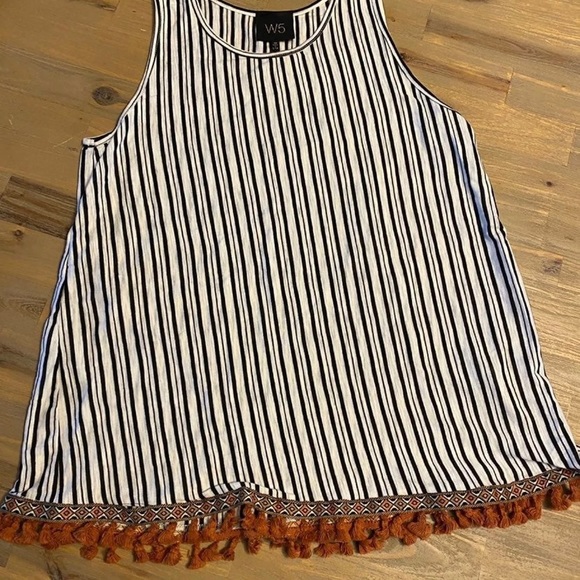 W5, tank w/ fringe detail across the bottom, M - Picture 2 of 4